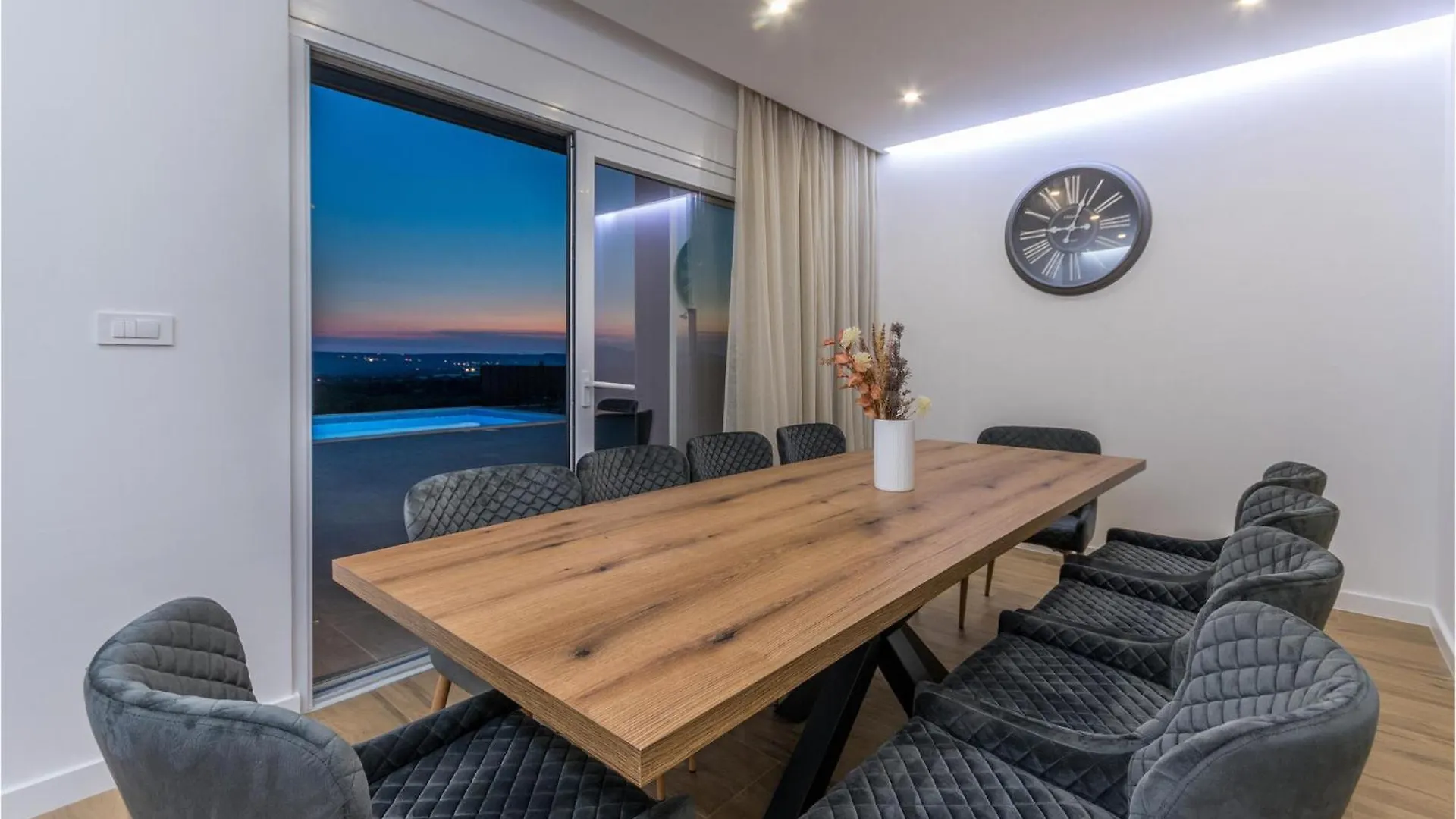 Cozy Home In Tinj With Wifi Holiday home